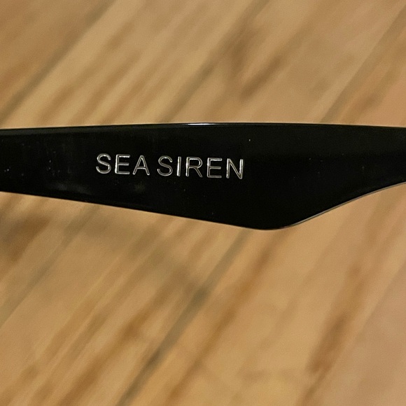 I -sea Black Sunglasses with Metallic Gold Case - Picture 3 of 4